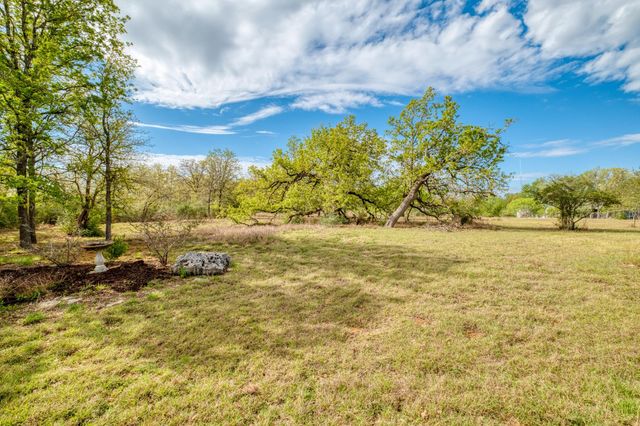 185 E Broken Tree LN, Smithville, TX 78957
