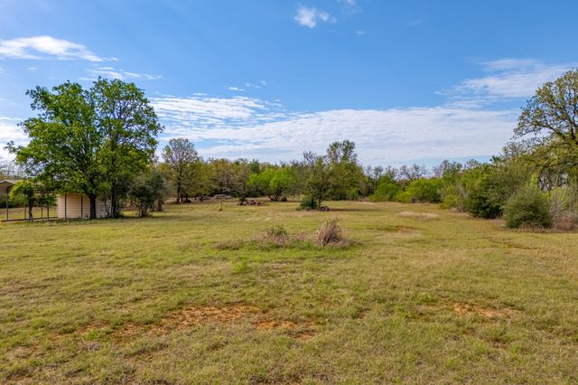 185 E Broken Tree LN, Smithville, TX 78957