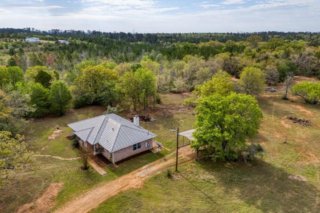 185 E Broken Tree LN, Smithville, TX 78957