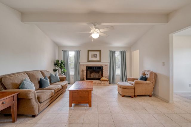 185 E Broken Tree LN, Smithville, TX 78957