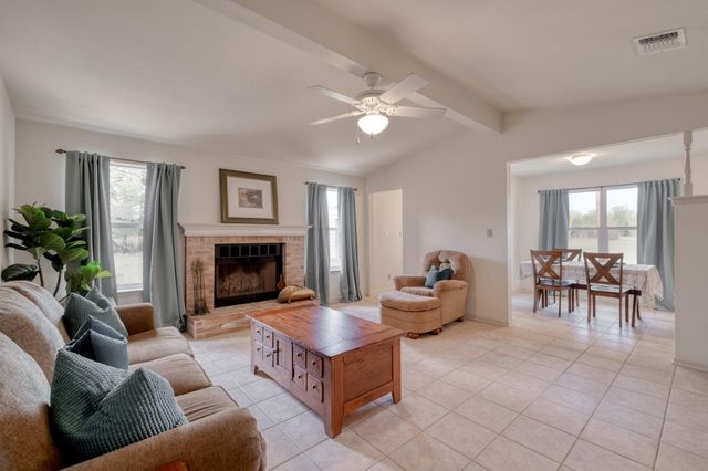 185 E Broken Tree LN, Smithville, TX 78957
