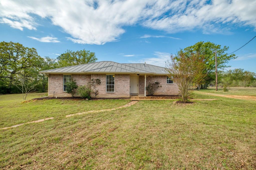 185 E Broken Tree LN, Smithville, TX 78957