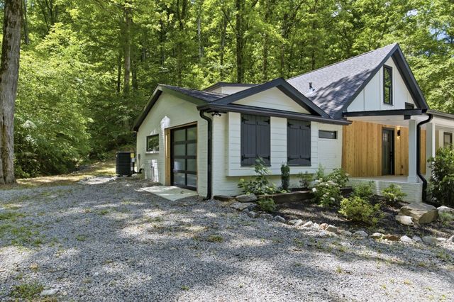 1032 Paint Pony Trl, Pegram, TN 37143