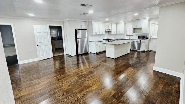 5231 Lyndhurst Drive, Houston, TX 77033