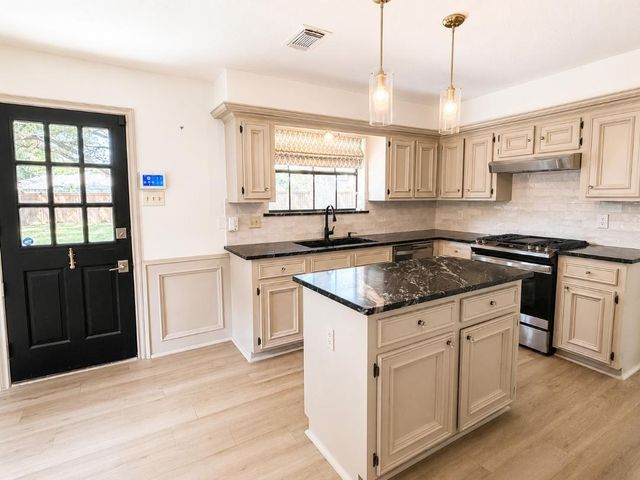 3207 Lee Circle Drive, Pearland, TX 77581