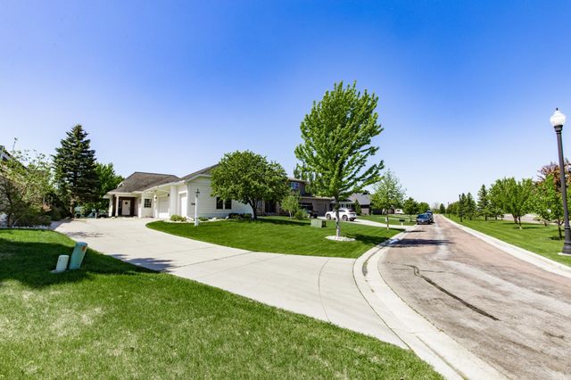 2516 Rose Creek Parkway S, Fargo, ND 58104