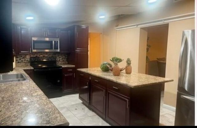 729 Ilex Court, West Palm Beach, FL 33403