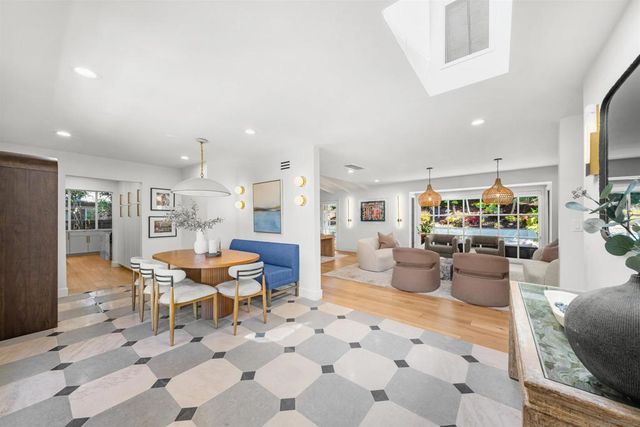 1121 Via Carolina, La Jolla, CA 92037