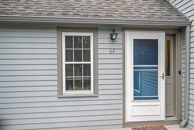 64 Glengarry Drive, Stratham, NH 03885