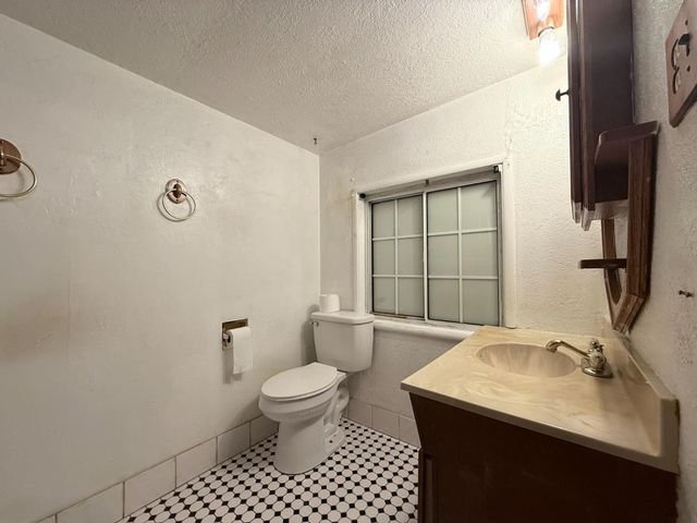 1104 Beverly Dr, Modesto, CA 95351