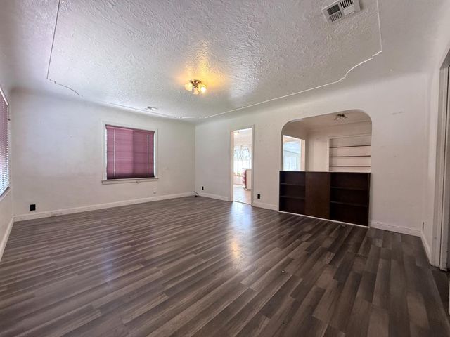 1104 Beverly Dr, Modesto, CA 95351