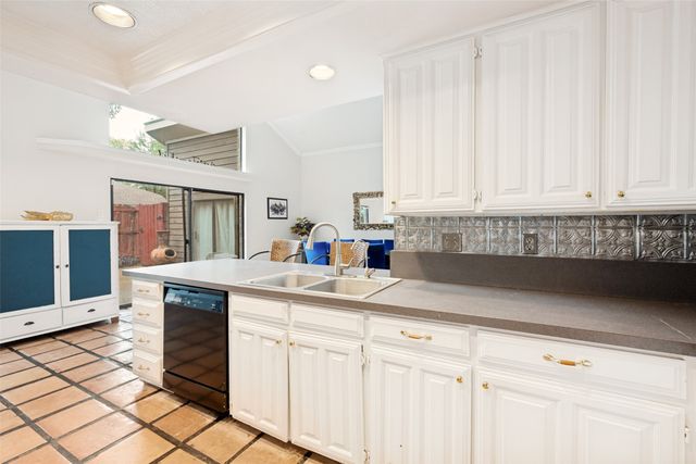 2512 Winding Hollow Lane, Arlington, TX 76006