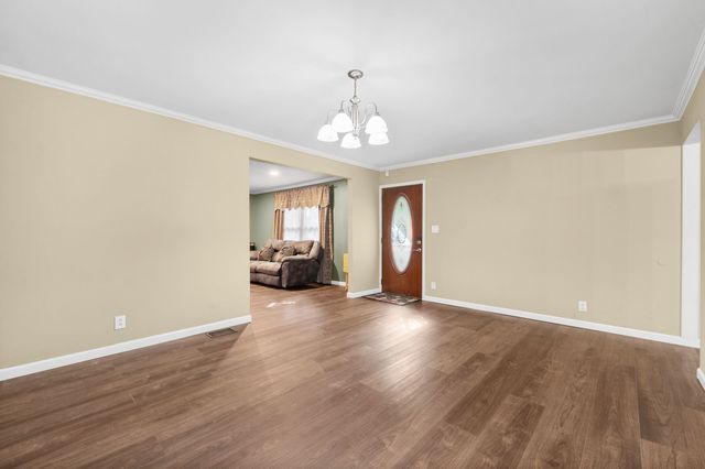 1890 Garwood Dr, Clarksville, TN 37040