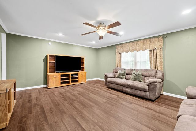 1890 Garwood Dr, Clarksville, TN 37040