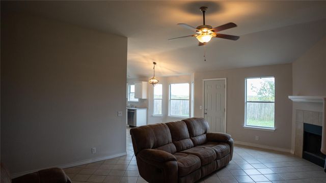 502 Stewart DR, Hutto, TX 78634