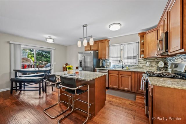 17 Hillcrest Avenue, Fox Lake, IL 60020