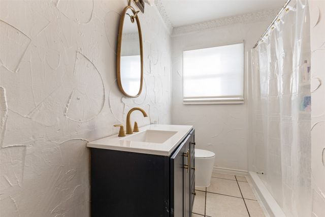 938 Gillham Road, River Oaks, TX 76114