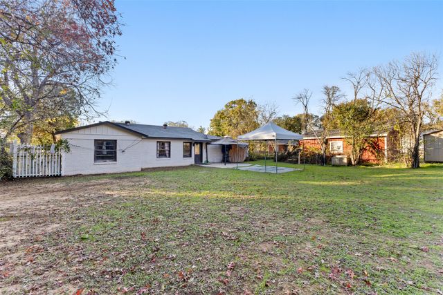 938 Gillham Road, River Oaks, TX 76114