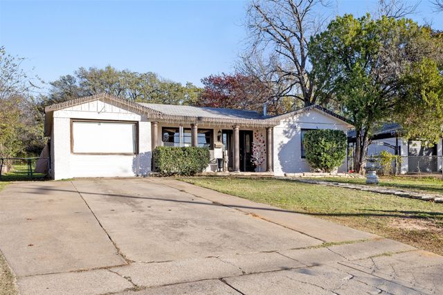 938 Gillham Road, River Oaks, TX 76114