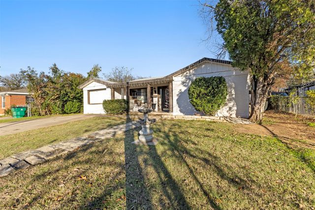 938 Gillham Road, River Oaks, TX 76114