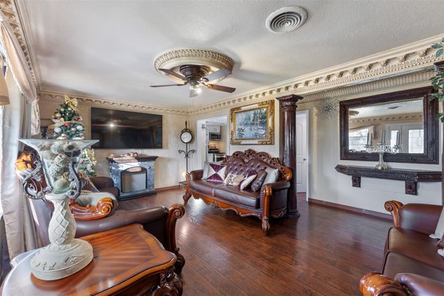 938 Gillham Road, River Oaks, TX 76114