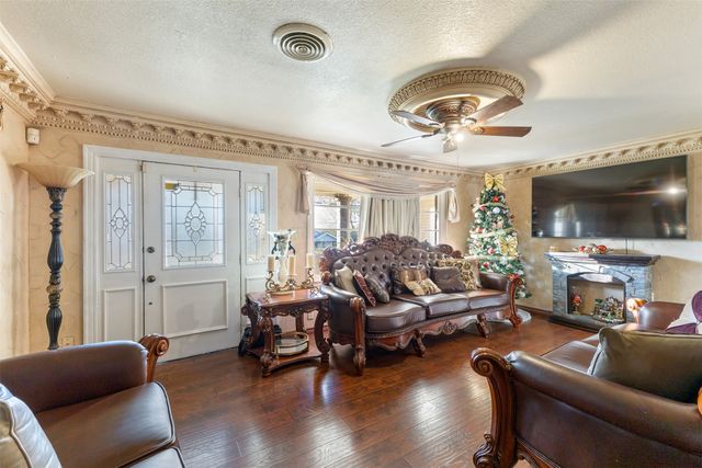 938 Gillham Road, River Oaks, TX 76114