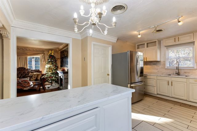 938 Gillham Road, River Oaks, TX 76114