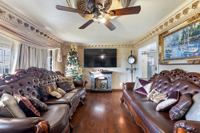 938 Gillham Road, River Oaks, TX 76114