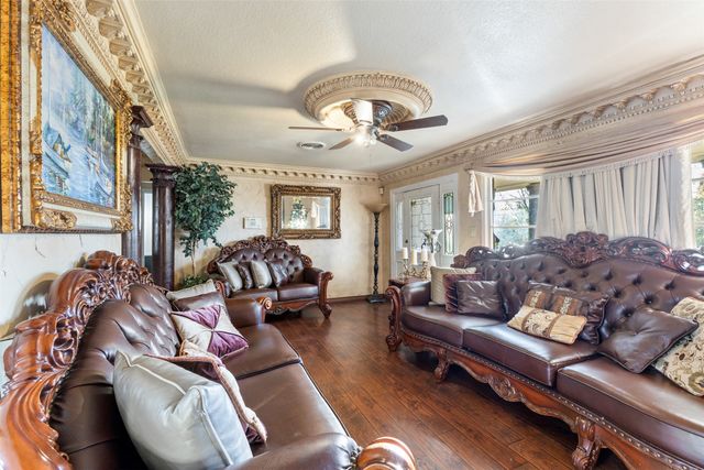 938 Gillham Road, River Oaks, TX 76114