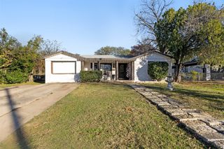 938 Gillham Road, River Oaks, TX 76114