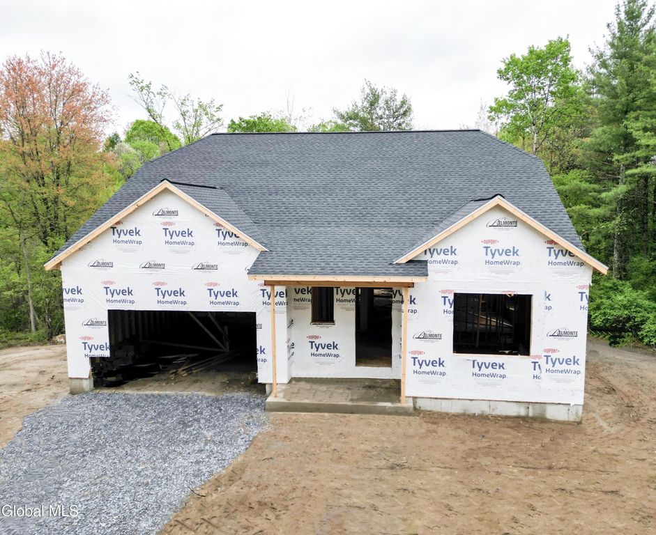 1 Bexley Lane, Halfmoon, NY 12065