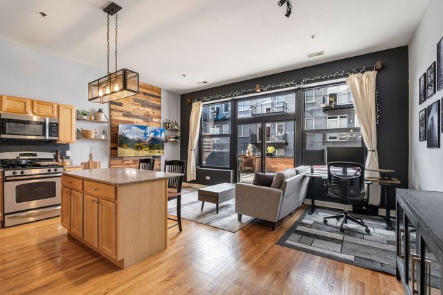 2 S Leavitt Street 206, Chicago, IL 60612