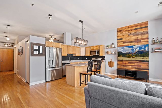 2 S Leavitt Street 206, Chicago, IL 60612