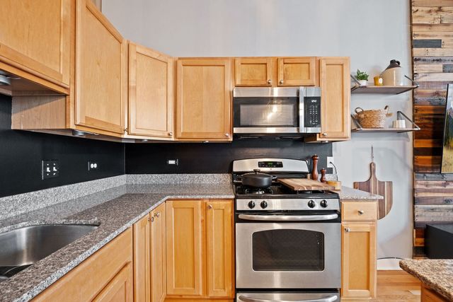 2 S Leavitt Street 206, Chicago, IL 60612