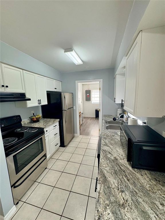 Image 10 of property listing at 3620 NE 22ND COURT, Ocala, FL 34479