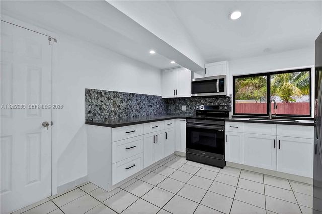 524 NE 160th Ter, Miami, FL 33162