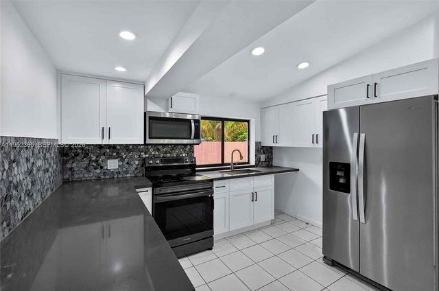 524 NE 160th Ter, Miami, FL 33162