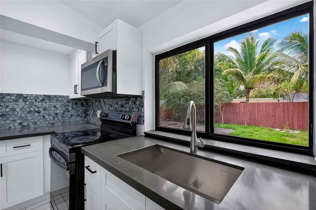 524 NE 160th Ter, Miami, FL 33162