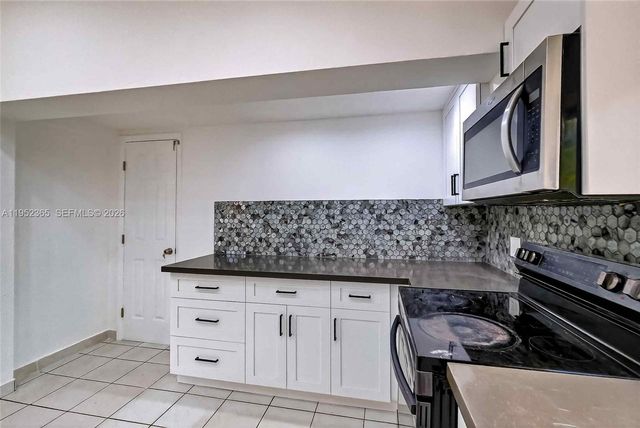 524 NE 160th Ter, Miami, FL 33162