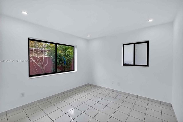 524 NE 160th Ter, Miami, FL 33162