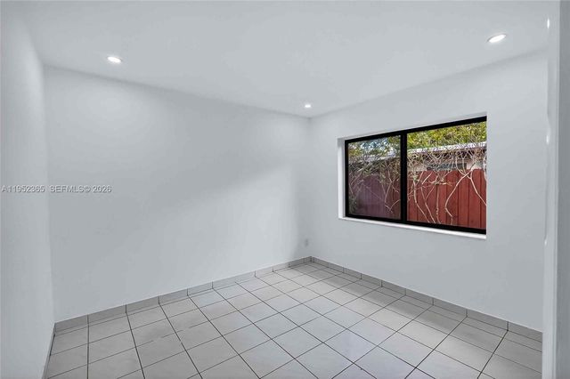 524 NE 160th Ter, Miami, FL 33162