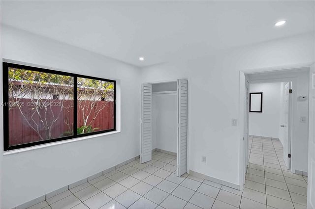 524 NE 160th Ter, Miami, FL 33162