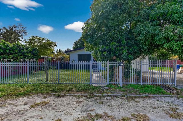 524 NE 160th Ter, Miami, FL 33162