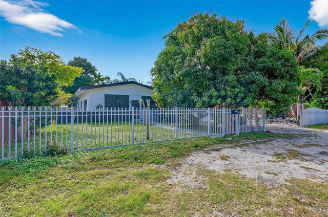 524 NE 160th Ter, Miami, FL 33162