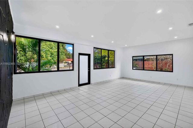 524 NE 160th Ter, Miami, FL 33162