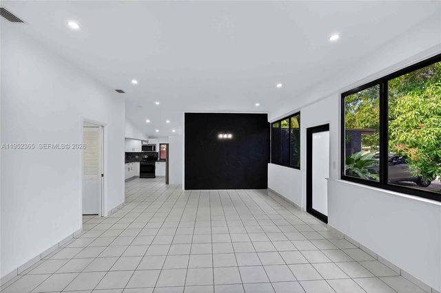 524 NE 160th Ter, Miami, FL 33162