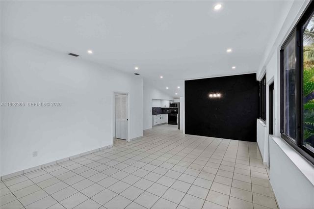 524 NE 160th Ter, Miami, FL 33162