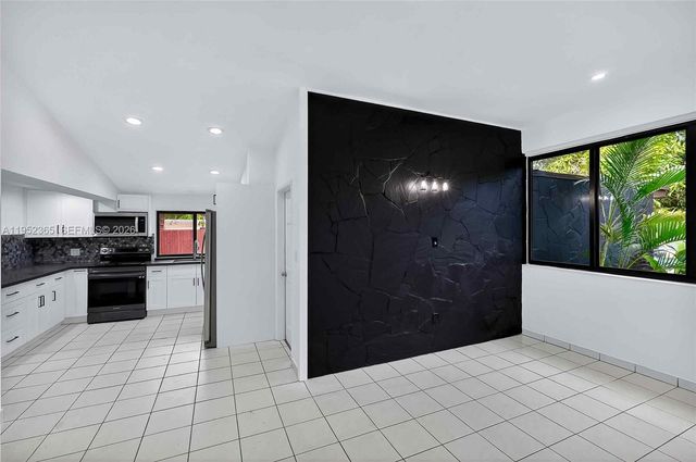 524 NE 160th Ter, Miami, FL 33162