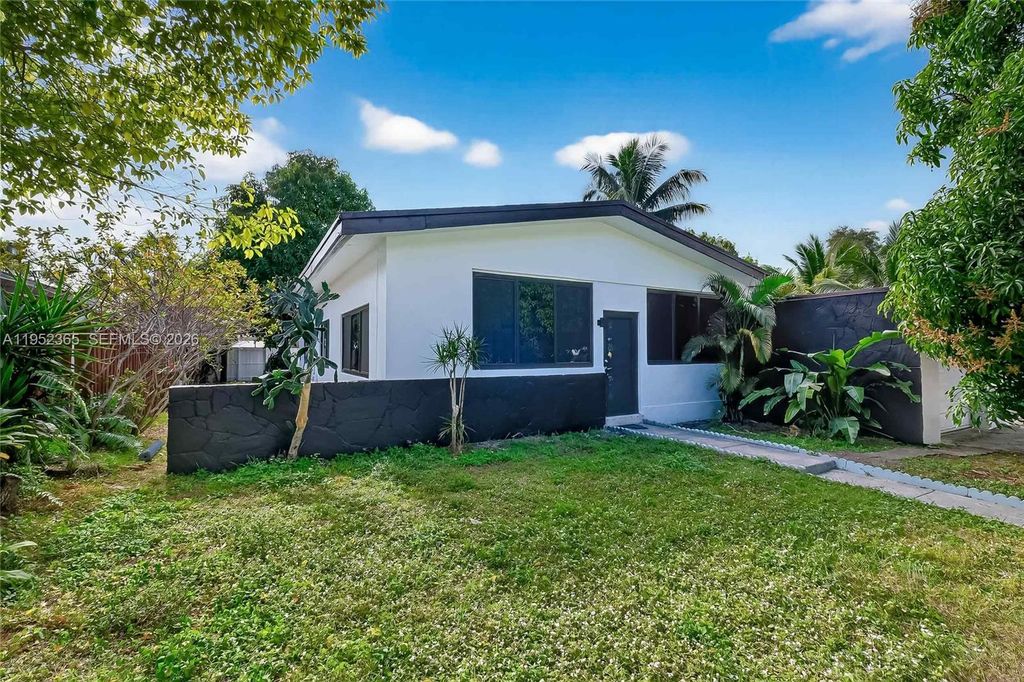 524 NE 160th Ter, Miami, FL 33162