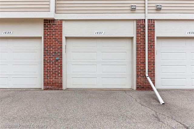 1637 Deepwood Circle, Rochester, MI 48307